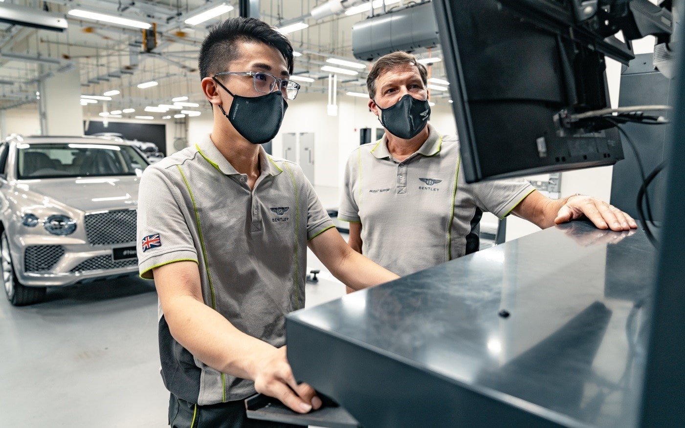 Đội ngũ kỹ thuật viên chuyên nghiệp tại trung tâm dịch vụ ủy quyền của Bentley