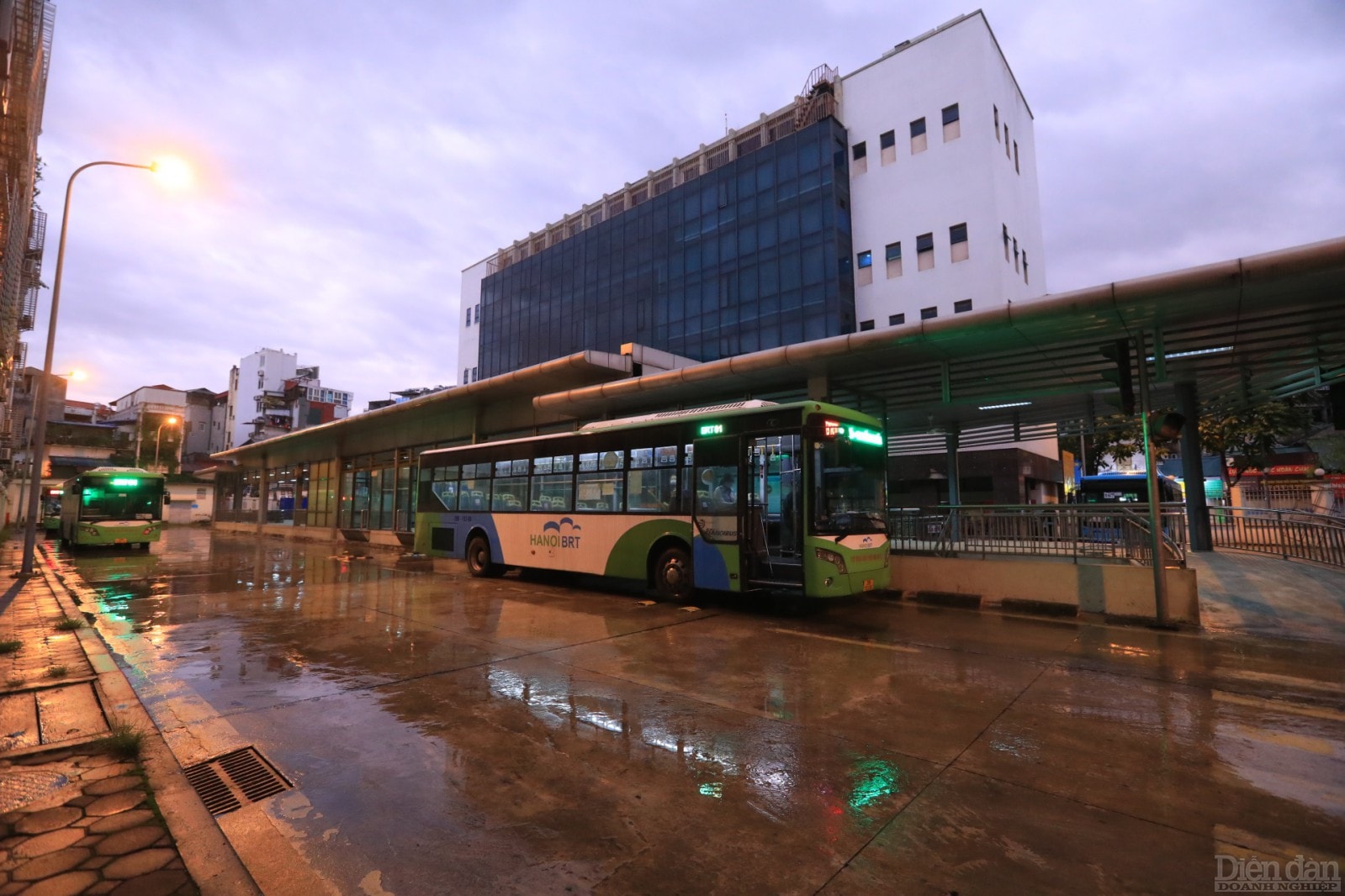 Từ 6h ngày 14/10/2021, hoạt động vận tải hành khách gồm xe buýt, xe taxi tại Hà Nội bắt đầu hoạt động trở lại sau gần 3 tháng tạm ngừng do dịch COVID-19. 