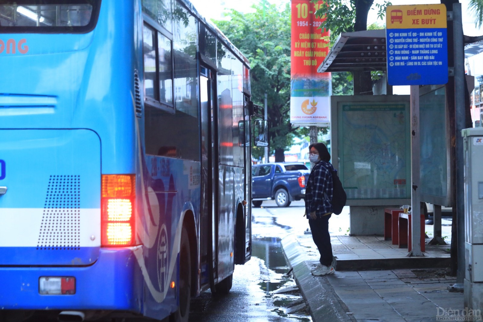 Khách lên xe buýt tại trạm đón, trả khách.