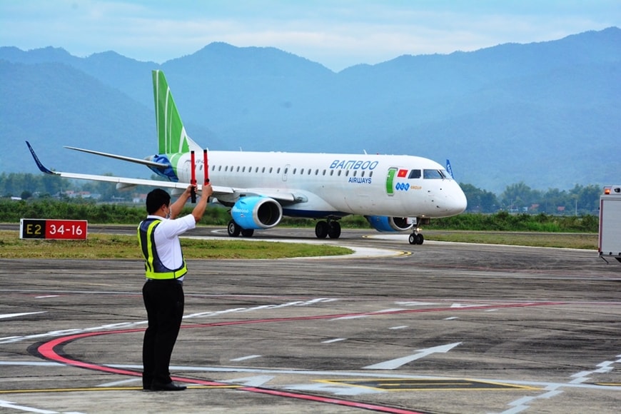 Lần đầu tiên máy bay phản lực Embraer 190 hạ cánh tại Cảng hàng không Điện Biên Phủ.