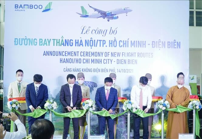 Các đại biểu cắt băng khai trương đường bay thẳng Hà Nội/TP Hồ Chí Minh – Điện Biên