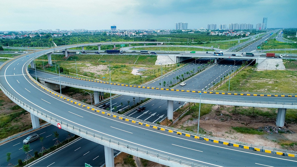 Nút giao Cổ Linh 6 đường đấu nối trung tâm phía Đông tới các trục giao thông huyết mạch