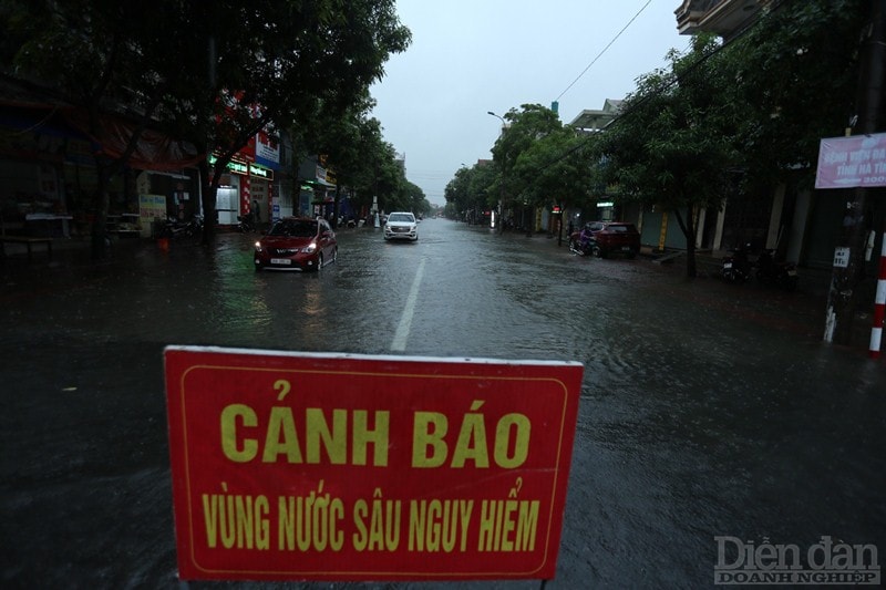 Lực lượng chức năng có mặt từ sớm đặt biển cảnh báo, cắt cử cán bộ ứng trực tại các tuyến đường ngập sâu để phân luồng, hỗ trợ các phương tiện lưu thông.