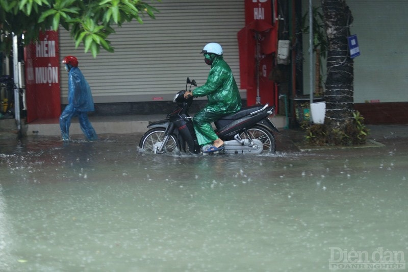 Các phương tiện xe máy phải leo lên vỉa hè để di chuyển.