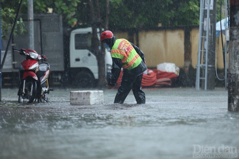 Công ty CP Môi trường và quản lý đô thị Hà Tĩnh cũng đã huy động hàng chục công nhân vớt rác từ miệng cống để khơi thông dòng chảy.