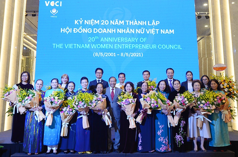 Tại Diễn đàn, VCCI đã trao Huy hiệu Vì sự nghiệp phát triển doanh nghiệp cho các đồng chí nguyên và đang lãnh đạo.jpg