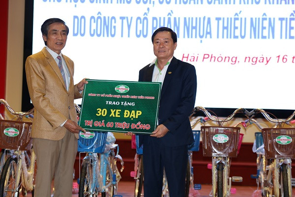 Đại diện Nhựa Tiền Phong trao tặng 30 xe đạp