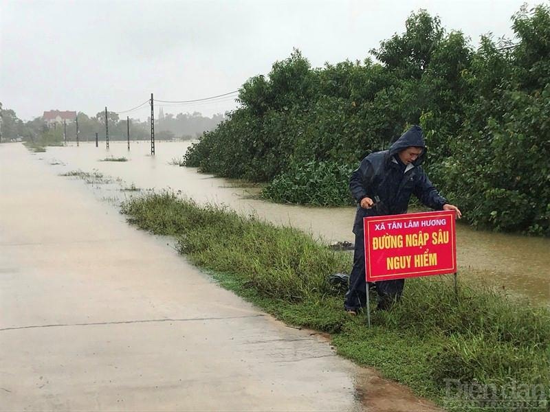 Huy động lực lượng cắm biển báo tại các tuyến đường ngập sâu...