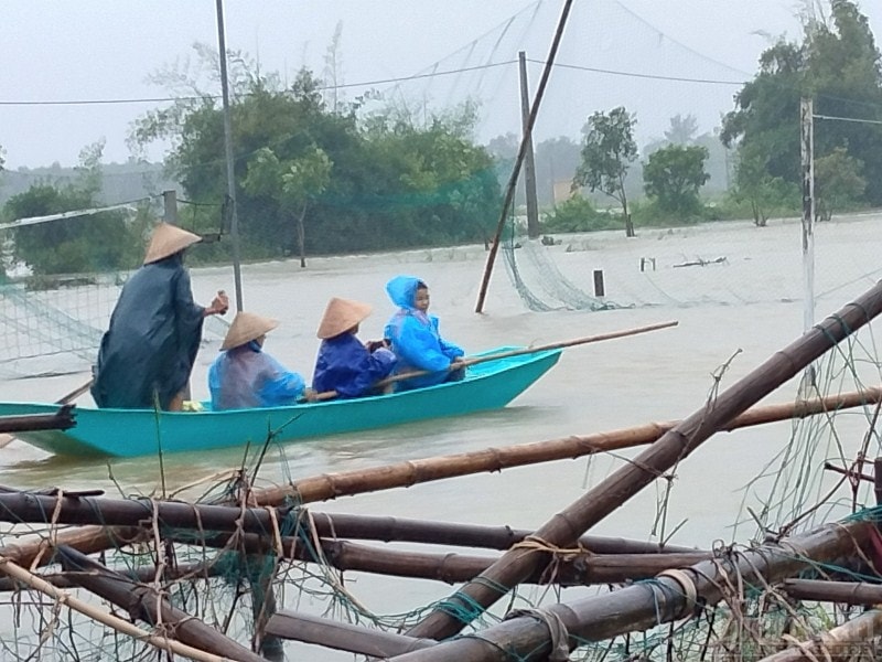 Để chủ động ứng phó với diễn biến tình hình mưa lũ, chính quyền địa phương đã huy động lực lượng cùng các thôn sử dụng phương án 