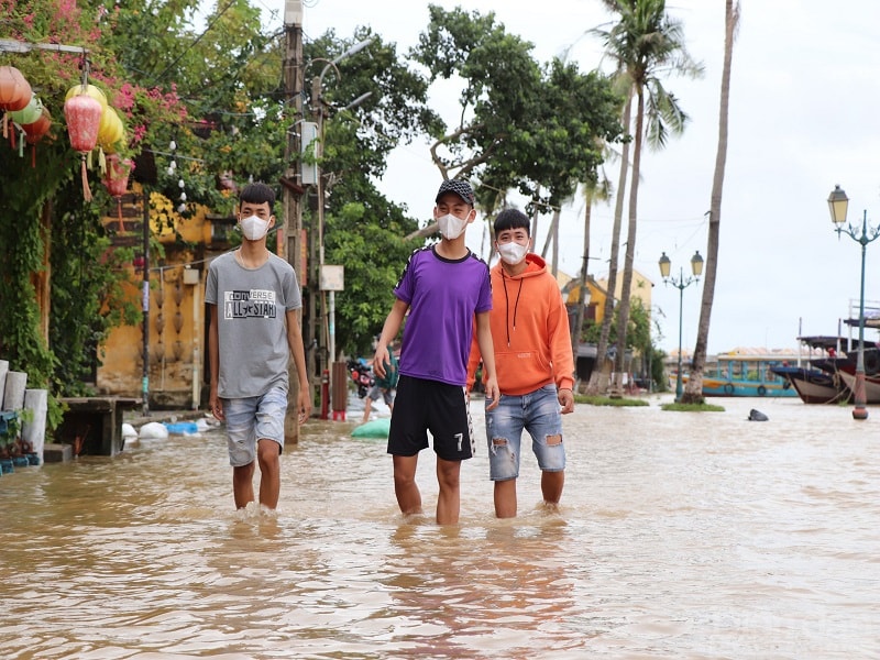 Lũ về bất ngờ khiến người dân vội vàng tìm cách ứng phó.