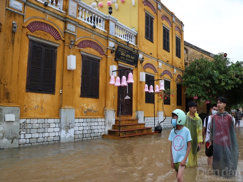 Hàng nămn vùng trũng Hội An vẫn đều đặn đón lũ nếu mưa lớn kéo dài hoặc thủy điện xả lũ.