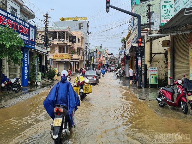 Nhiều khu vực tại Thị trấn Ái Nghĩa (H. Đại Lộc) bị ngập khiến người dân gặp khó khăn trong việc di chuyển.