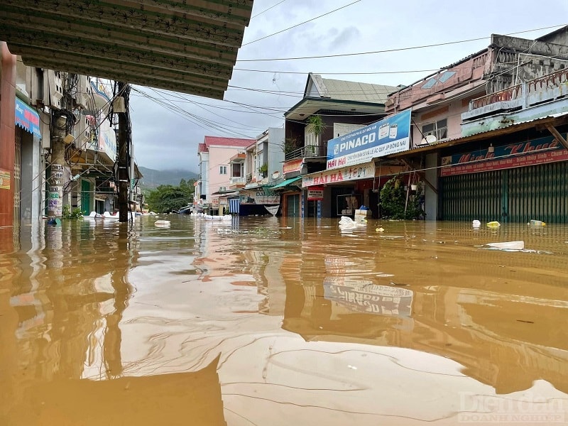 Có nơi ngập sâu đến gần 1m.