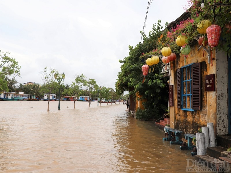 Tại TP Hội An, việc nước lũ từ thượng nguồn đổ về khiến nhiều tuyến đường bị ngập sâu.