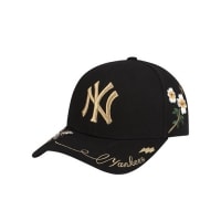 Mũ MLB New York Yankees Adjustable Hat In Black With Flower Pattern