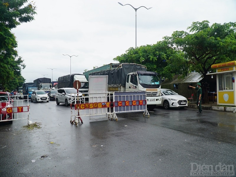 Tuy nhiên, nhiều người không khai báo y tế trực tuyến khiến việc khai báo tốn nhiều thời gian hơn dẫn đến ùn ứ tại khu vực chốt kiểm soát.