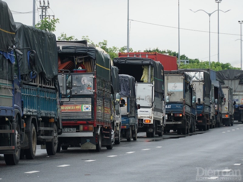 Việc không chủ động khai báo y tế trực tuyến khiến việc kiểm tra tốn nhiều thời gian hơn.