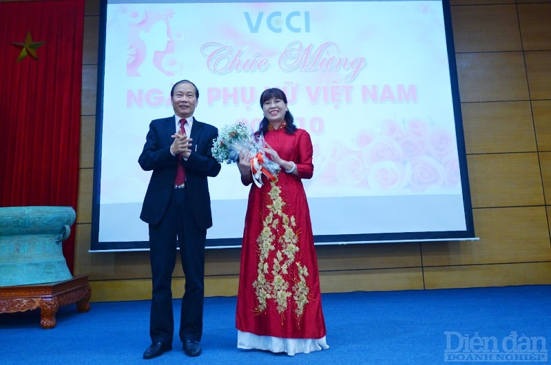 Phó Chủ tịch VCCI Hoàng Quang Phòng tặng hoa cho tiết mục văn nghệ.