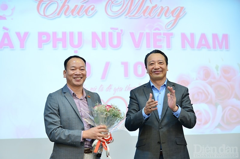 Tổng thư ký VCCI Nguyễn Quang Vinh tặng hoa tiết mục văn nghệ.