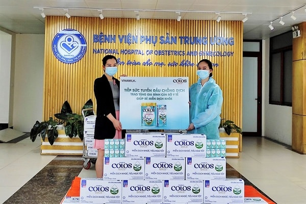 50.000 sản phẩm Vinamilk ColosGold 3 và sữa uống dinh dưỡng ColosGold đã được Vinamilk trao tặng cho con em các y bác sĩ tuyến đầu.