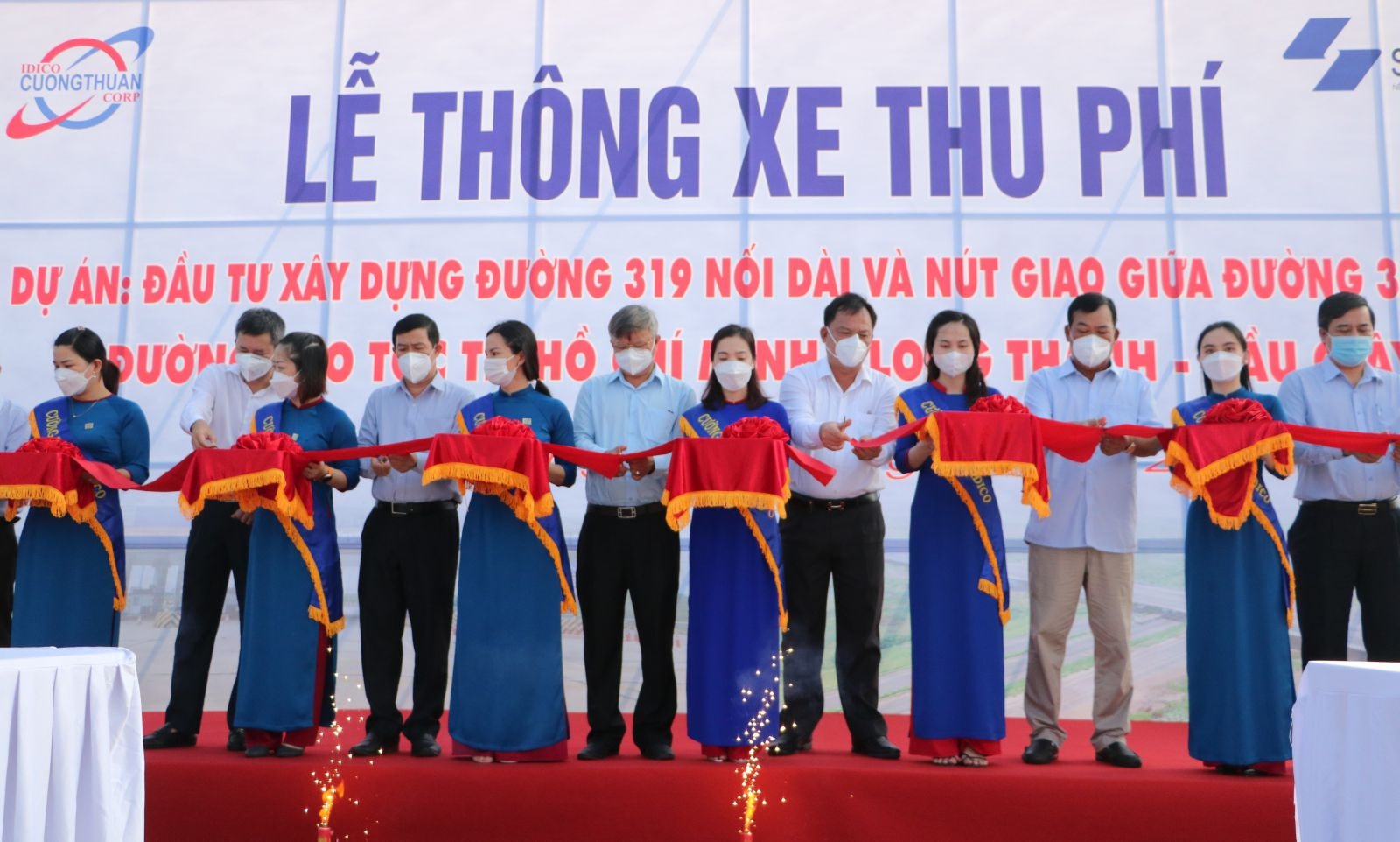 Lãnh đạo tỉnh Đồng Nai, đại diện chủ đầu tư và các đại biểu thực hiện nghi thức cắt băng khánh thành dự án