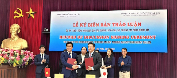 Ông SHIMIZU Akira, Trưởng Đại diện JICA Việt Nam (hàng trước, bên phải) và ông Nguyễn Ngọc Đông, Thứ trưởng Bộ Giao thông Vận tải (hàng trước, bên trái) trong lễ ký kết.