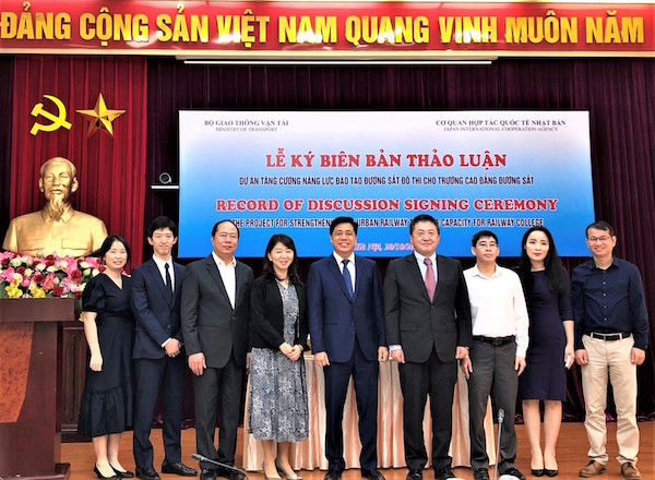 Các đại biểu hai bên chụp ảnh lưu niệm