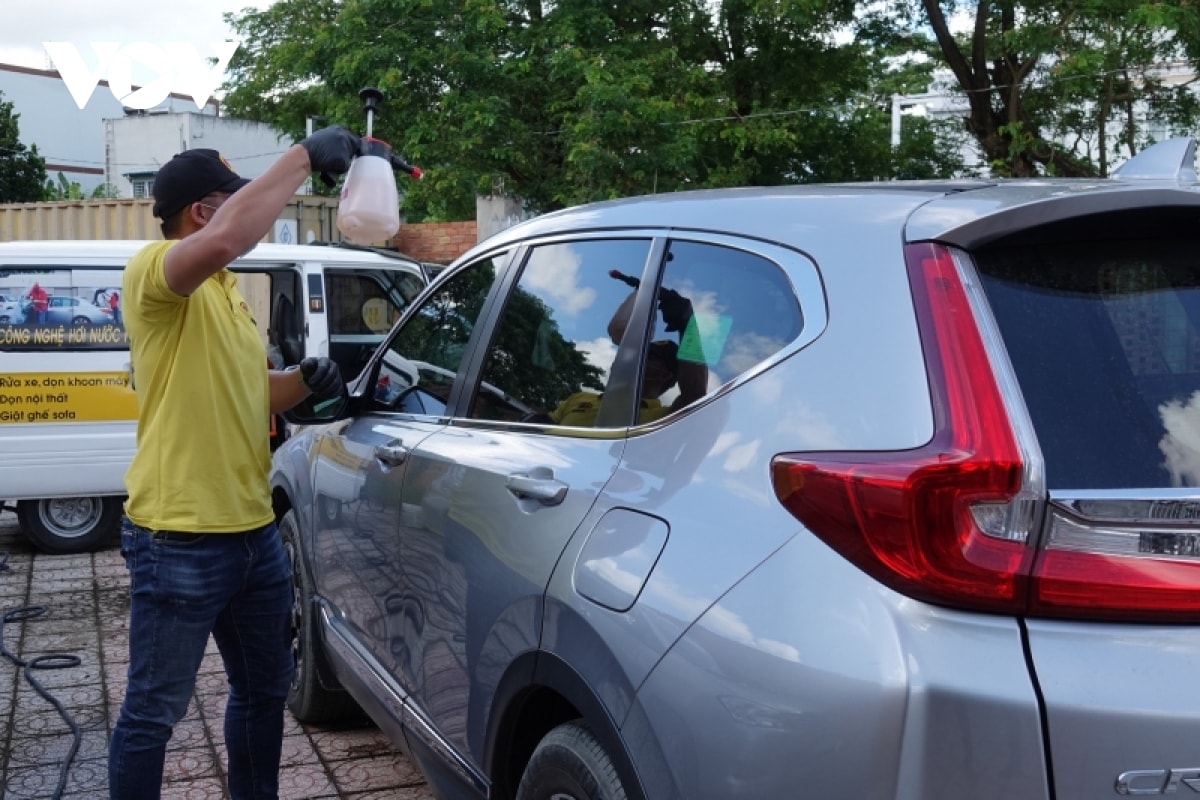 Thông thường rửa một chiếc xe ô tô sẽ tốn khoảng 125-150 lít nước. Với công nghệ hơi nước nóng chỉ tốn khoảng 25-30 lít.