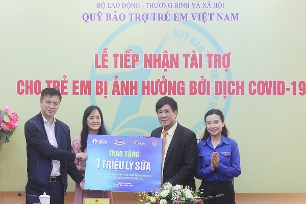 Đại diện Vinamilk, VTV Digital và Trung ương Đoàn cùng trao tặng1 triệu ly sữa cho trẻ em có hoàn cảnh khó khăn trong đại dịch thông qua Quỹ sữa “Vươn cao Việt Nam”.