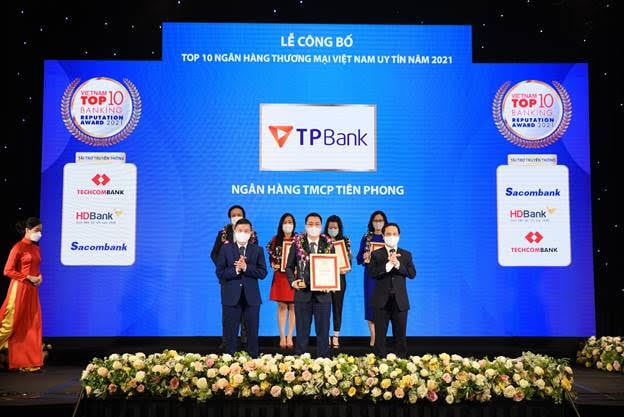 Ông Nguyễn Việt Anh – Phó Tổng giám đốc Ngân hàng TPBank tại lễ trao giải của VnReport