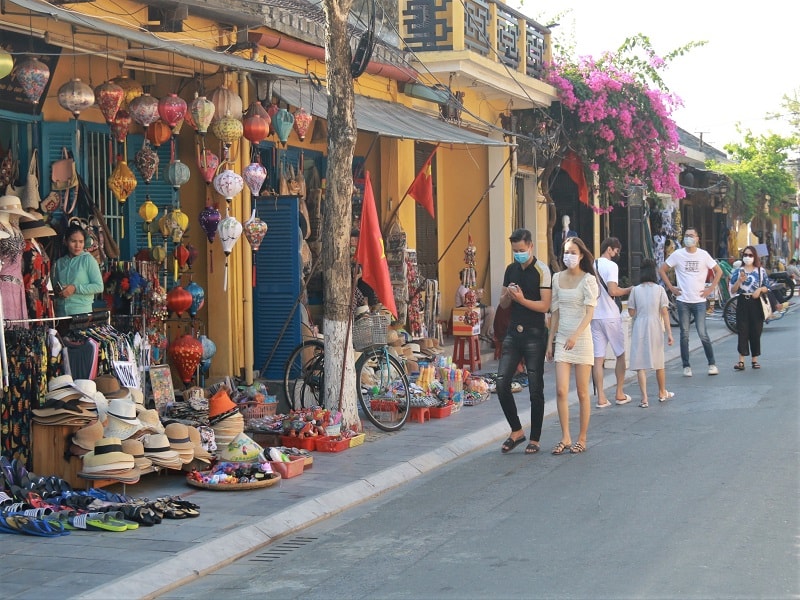 Du lịch Hội An có dấu hiệu trở lại khi có những đoàn khách lẽ tham quan.