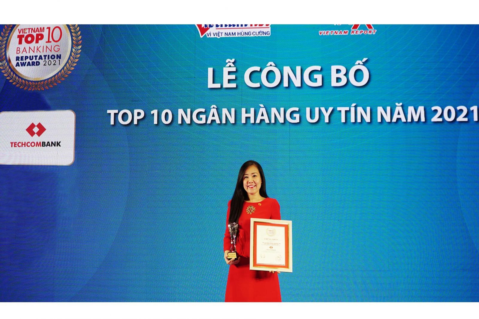 Đại diện Techcombank nhận giải