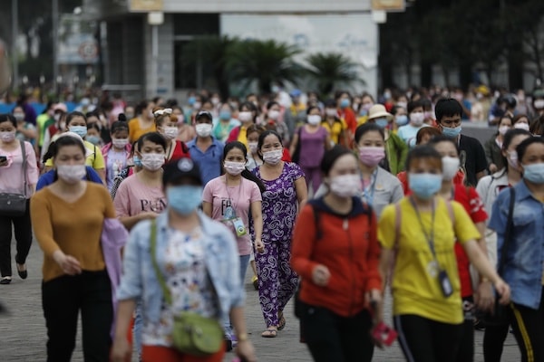 ông Phạm Thanh Trực - Phó ban quản lý Các khu chế xuất – công nghiệp TP HCM (Hepza) cho biết: Hiện TP HCM có khoảng 1.307 nhà máy mở cửa trở lại, đạt tỷ lệ hơn 92%; còn tỷ lệ này tại Khu công nghệ cao (TP Thủ Đức) là 100%, với 85 doanh nghiệp. Hơn 230.000 công nhân trong tổng số 320.000 lao động ở các khu công nghiệp thuộc Hepza và khu công nghệ cao trở lại làm việc, tỷ lệ khoảng 70%.