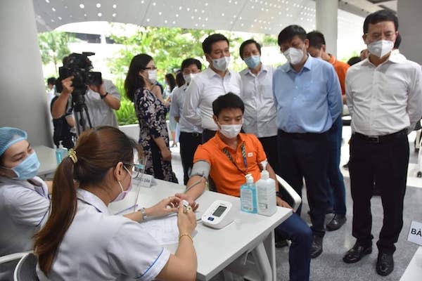 để thu hút và hỗ trợ người lao động, Thành phố có nhiều phương án cụ thể như tổ chức tiêm vaccine ngay khi người lao động vừa vào TP, khu vực giáp ranh, tại nhà máy hoặc nơi lưu trú