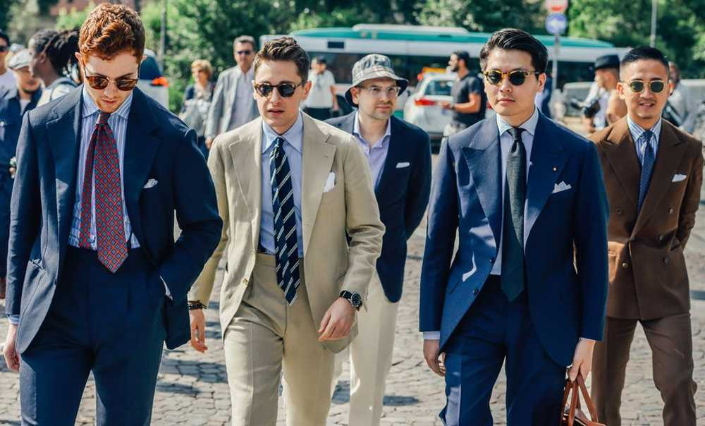 Một bộ suit phải được cấu tạo từ hai phần chính là quần âu và áo khoác. Ảnh: WWD.