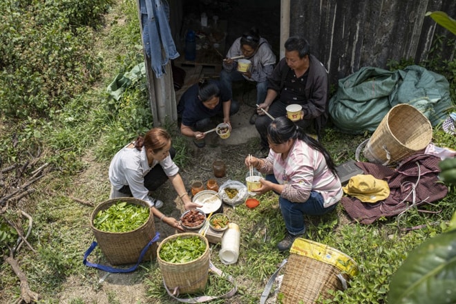 Vợ chồng Quách Trung Phi và người dân trong làng ăn trưa sau khi xong việc.