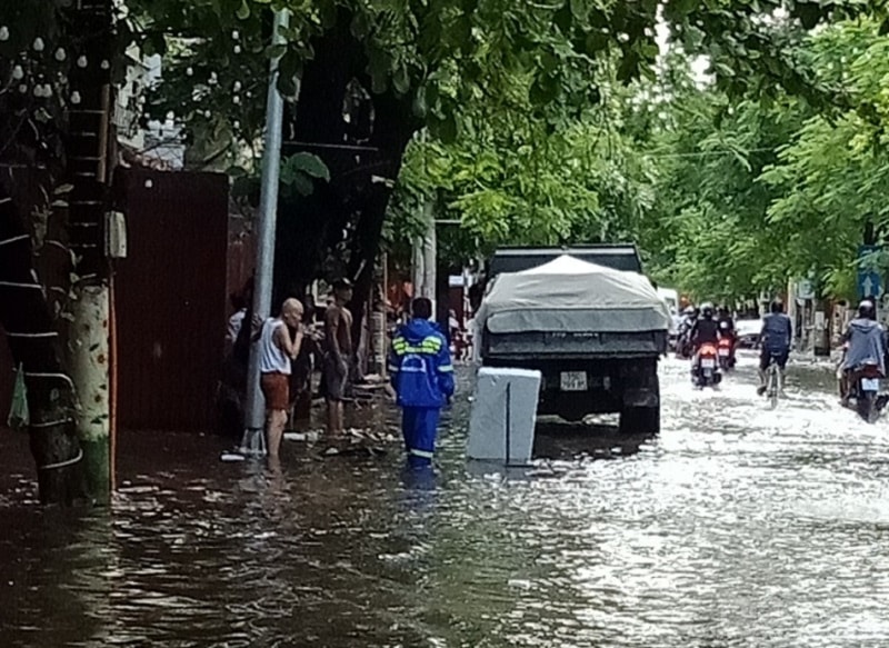 Khơi cống để chống ngập cho một số khu vực đang thoát nước chậm