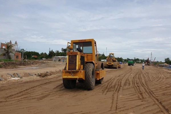 Về nguyên nhân giải ngân chậm, UBND tỉnh Vĩnh Long cho rằng, do công tác giải phóng mặt bằng vẫn còn rất chậm nên dẫn đến chậm giải ngân phần vốn bồi thường giải phóng mặt bằng và vốn xây lắp công trình.p/