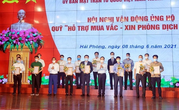 Nhựa Tiền Phong tặng Quỹ vắc xin 