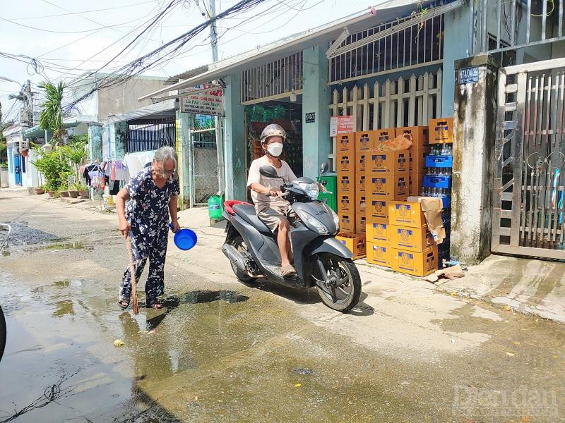 Người dân sống lo lắng ngay trong chính ngồi nhà của mình khi hàng chục năm không đươc tu sửa.