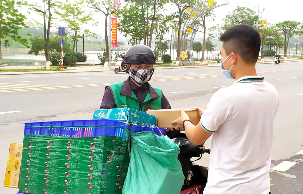 các doanh nghiệp bưu chính lớn tập trung tham gia vận chuyển, cung cấp hàng hóa thiết yếu tại các điểm phục vụ bưu chính hoặc qua hình thức lưu động cho người dân ở các địa phương đang giãn cách xã hội theo Chỉ thị 16.