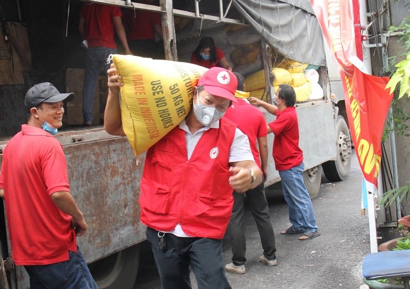 Các tình nguyện viên vừa là tài xế kiêm luôn bốc vác hàng hóa xuống lên ở những Chuyến xe nghĩa tình