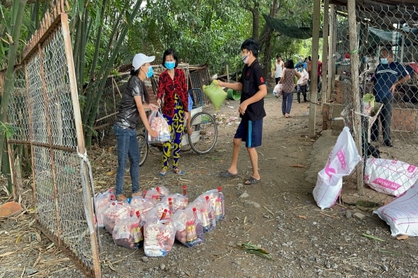 Thầy đến với công nhân ở trọ trao những phần quà