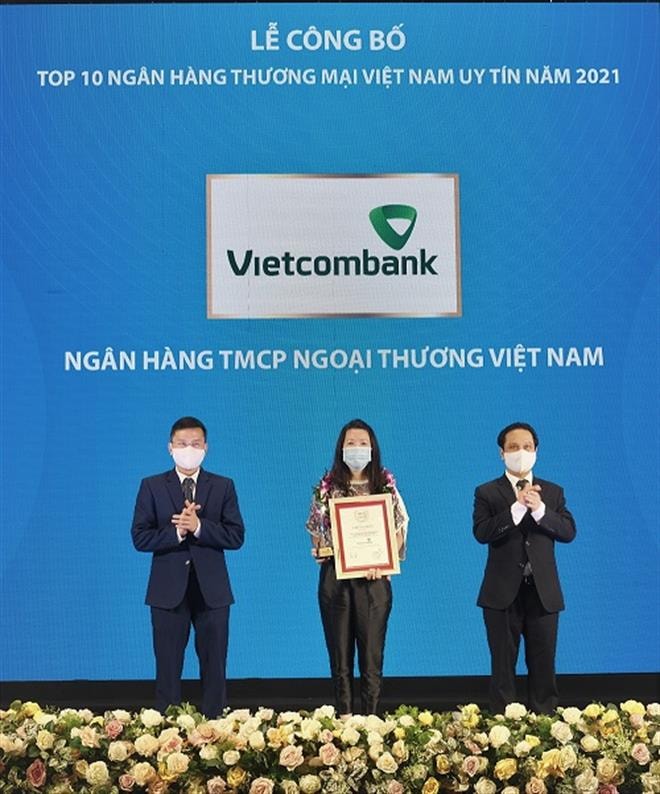 Đại diện Vietcombank nhận vinh danh Top 10 ngân hàng thương mại uy tín năm 2021 từ Ban tổ chức chương trình