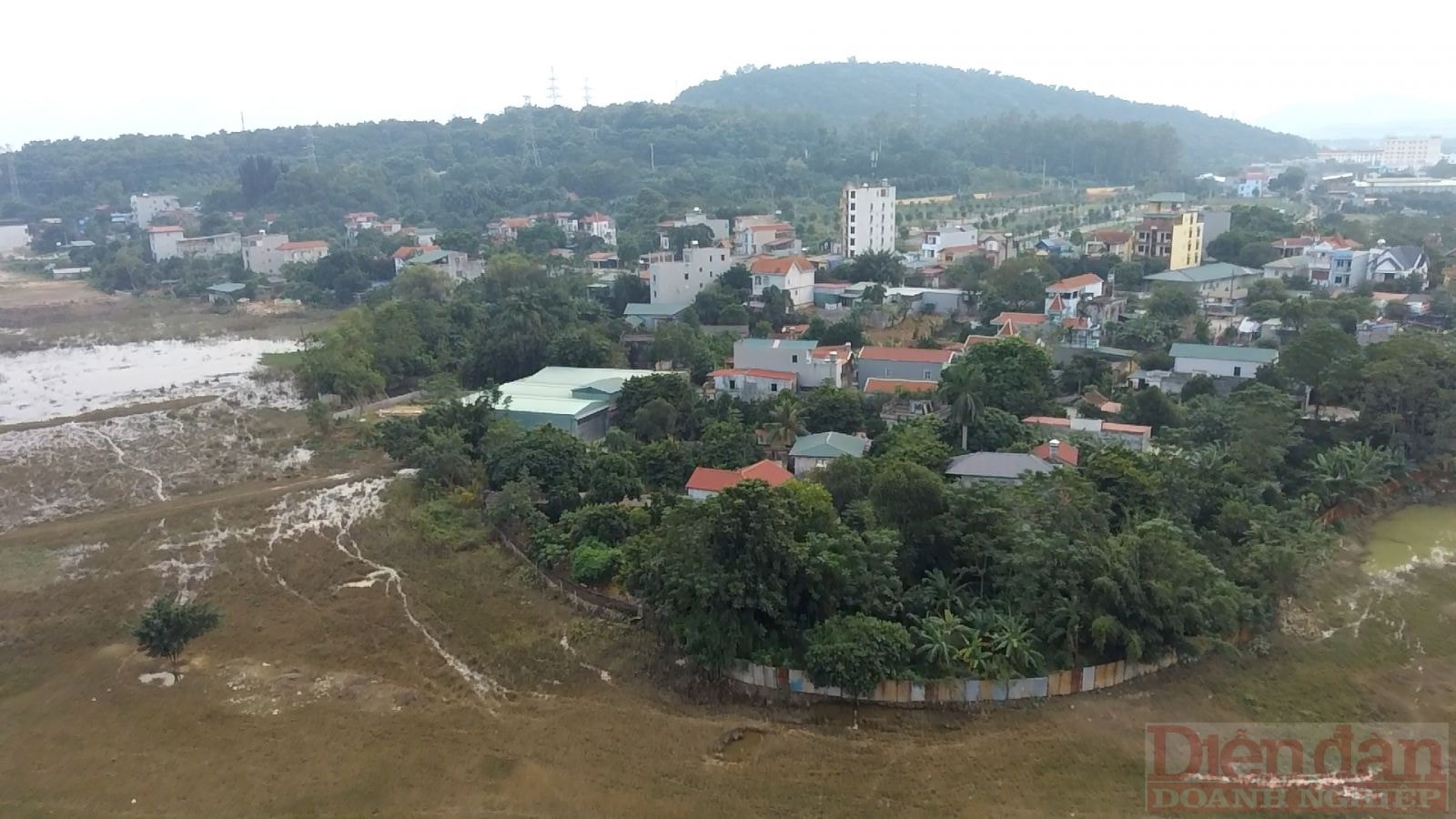 Ăn sâu vào giữa khu đất quy hoạch dự án, một khu dân cư sầm uất vẫn hiện hữu