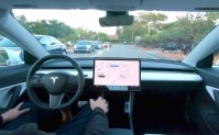 Tesla “cầm đèn chạy trước ô tô”