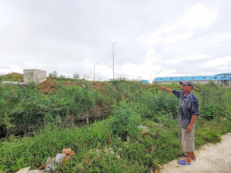 Ông Hà Thúc Chí - người dân thôn Trung Sơn cho rằng việc dự án Dragon City Park nâng nên đã khiến khu vực nhà ông bị ngập úng.