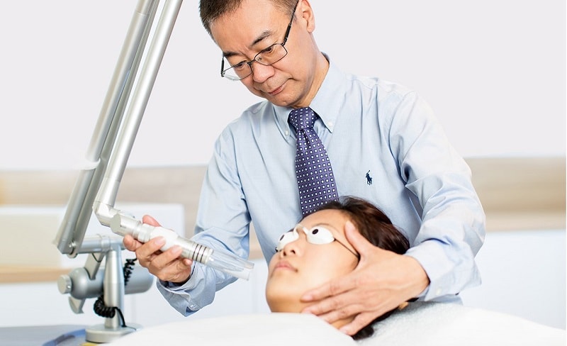 Khách hàng trải nghiệm công nghệ làm đẹp tại PP Laser Clinic Việt Nam.