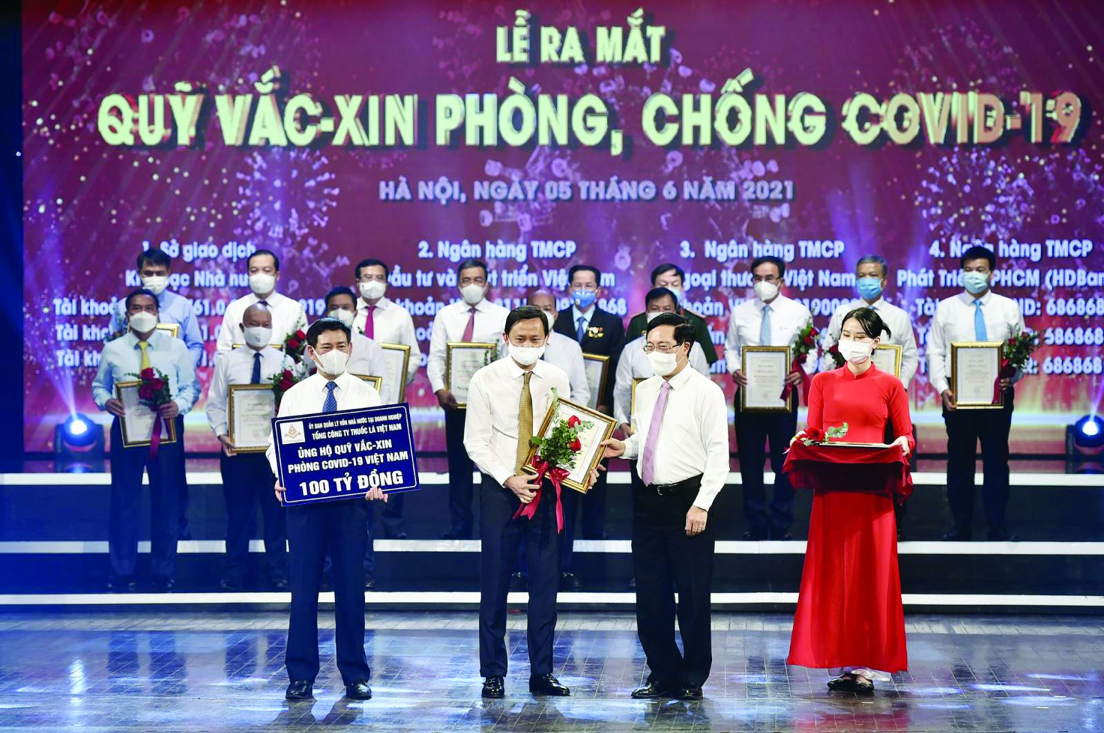  Ông Hồ Lê Nghĩa - Bí thư Đảng uỷ, Chủ tịch HĐTV Tổng Công ty đã ủng hộ Quỹ vắc xin phòng COVID-19 100 tỷ đồng với mong muốn đóng góp một phần công sức của người lao động Vinataba trong cuộc chiến chống lại dịch bệnh.