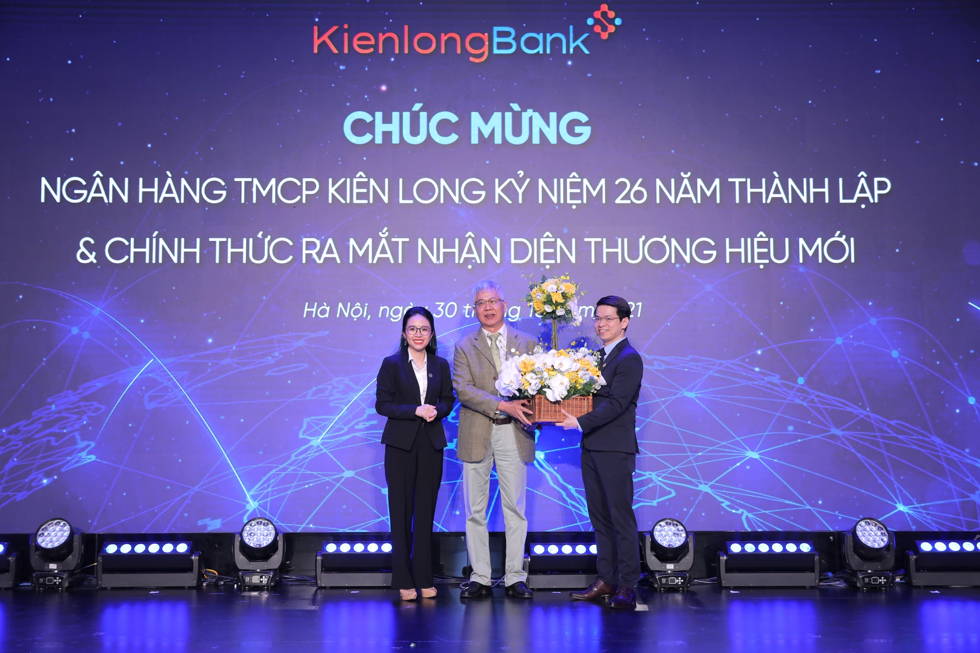 Ông Nguyễn Đức Kiên (ở giữa) - Tổ trưởng Tổ tư vấn Kinh tế của Thủ tướng Chính tặngp/hoa chúc mừng cho lãnh đạo Ngân hàng TMCP Kiên Long.